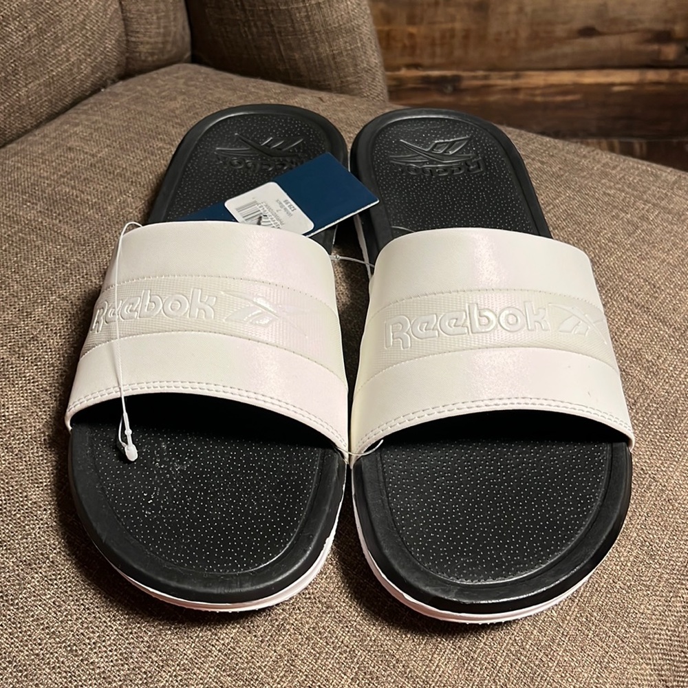 Reebok women's size 7.. NWT